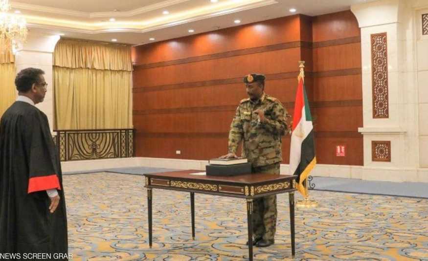 الصور الأولى لأداء البرهان اليمين الدستورية رئيسا للمجلس السوداني