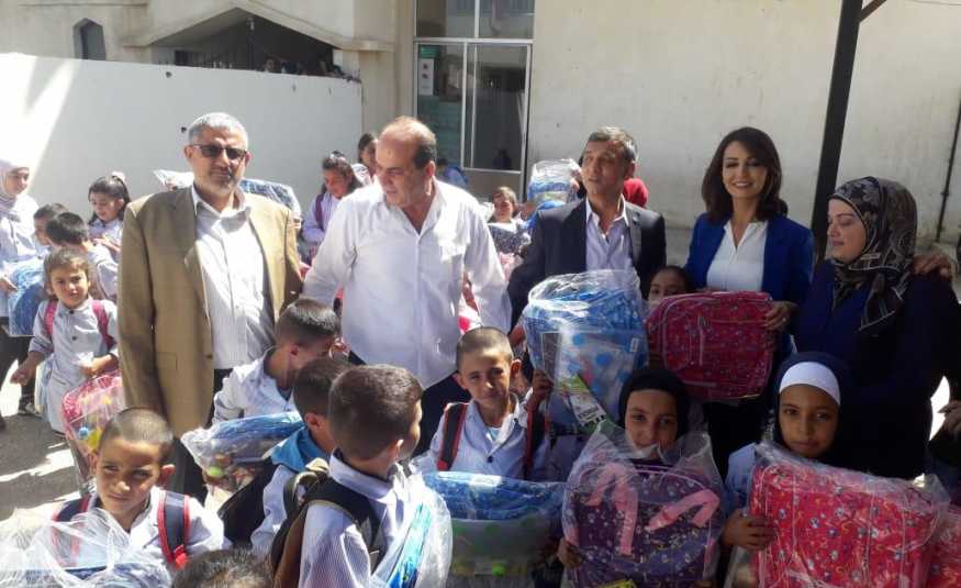  توزيع شنط مدرسية وقرطاسية على طلاب في البقاع الغربي وراشيا 