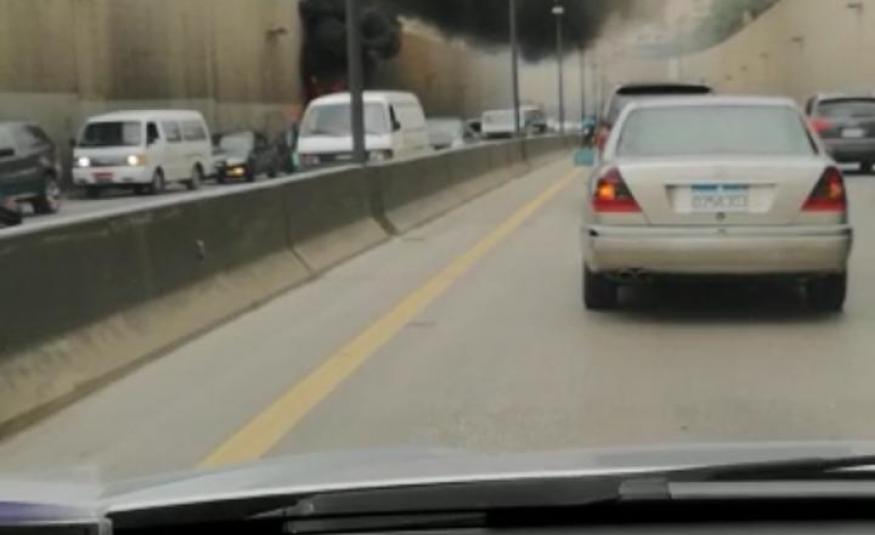 بالفيديو: احتراق سيارة على طريق المطار