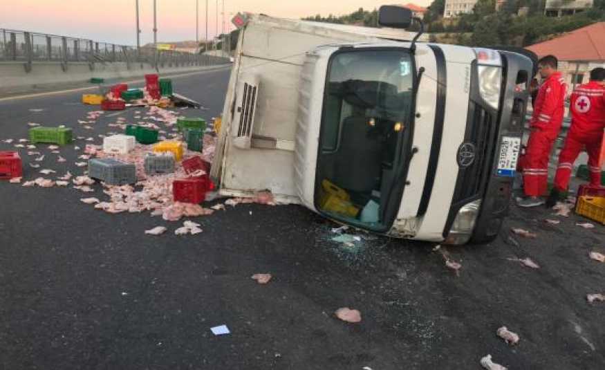 بالصور.. جريح بحادث سير مروع على طريق ضهر البيدر 