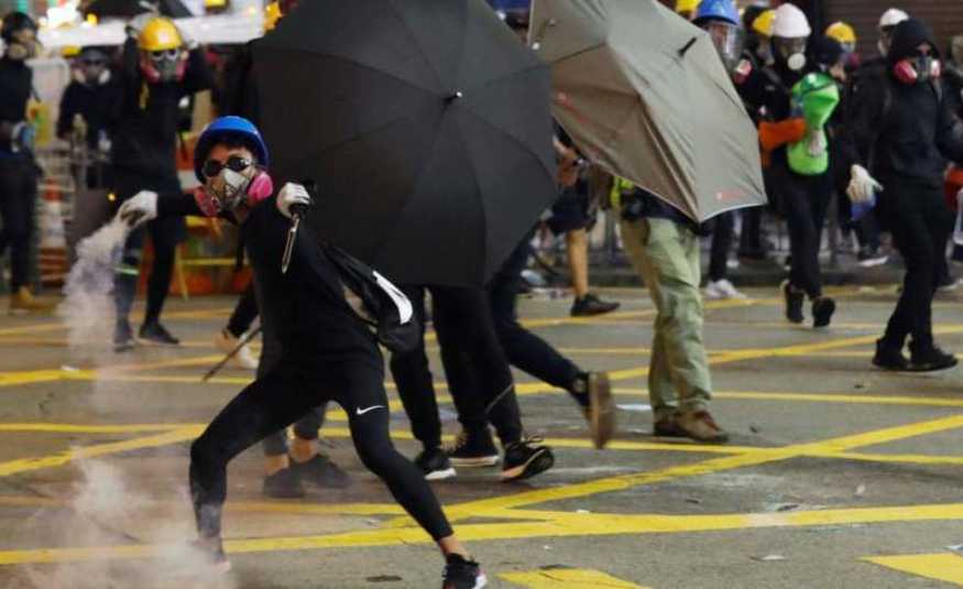 صدامات عنيفة بين محتجين وشرطة هونغ كونغ