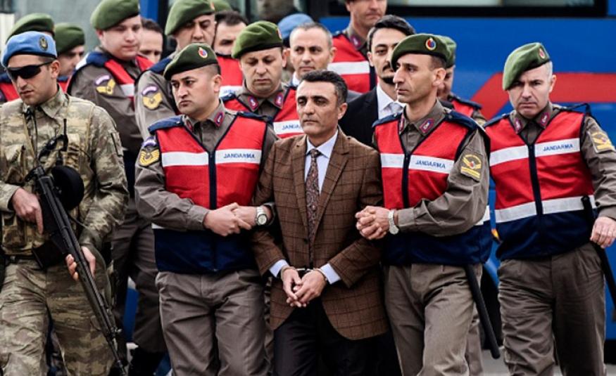 اعتقال 295 من الجيش التركي!
