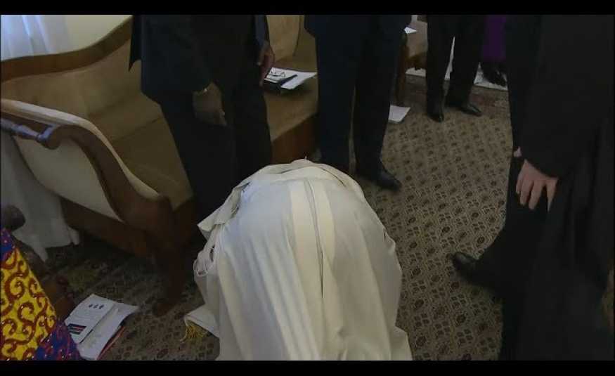 البابا يقبّل أقدام زعماء جنوب السودان