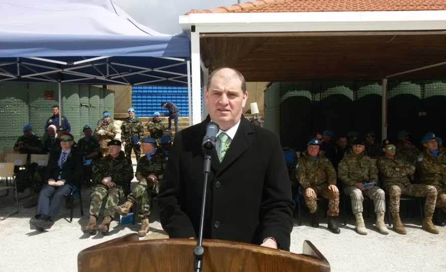  وزير دفاع إيرلندا شارك في تكريم مشاة من كتيبة بلاده بالطيري