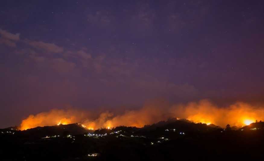 حرائق الغابات في جزر الكناري مستمرة