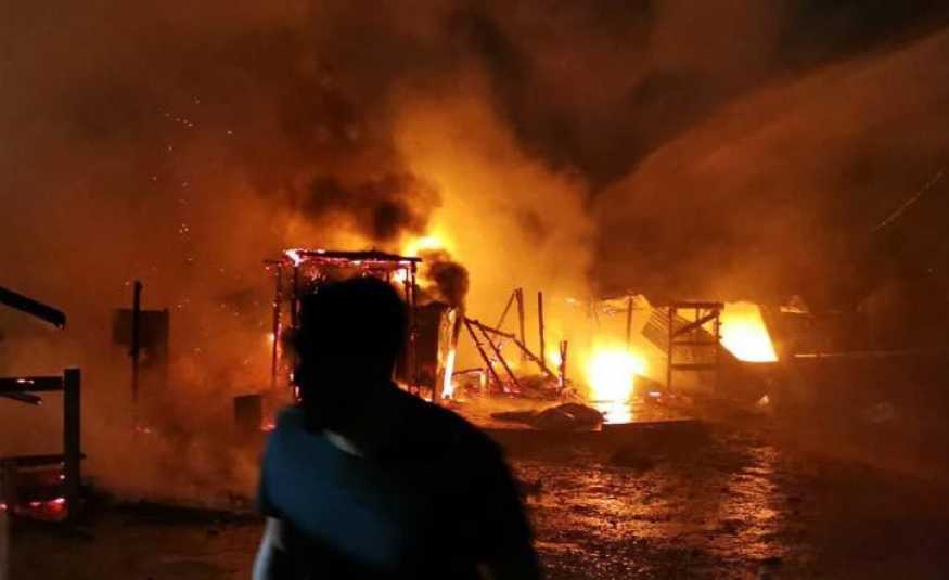 بالصور.. حريق في خيم للنازحين في سعدنايل 