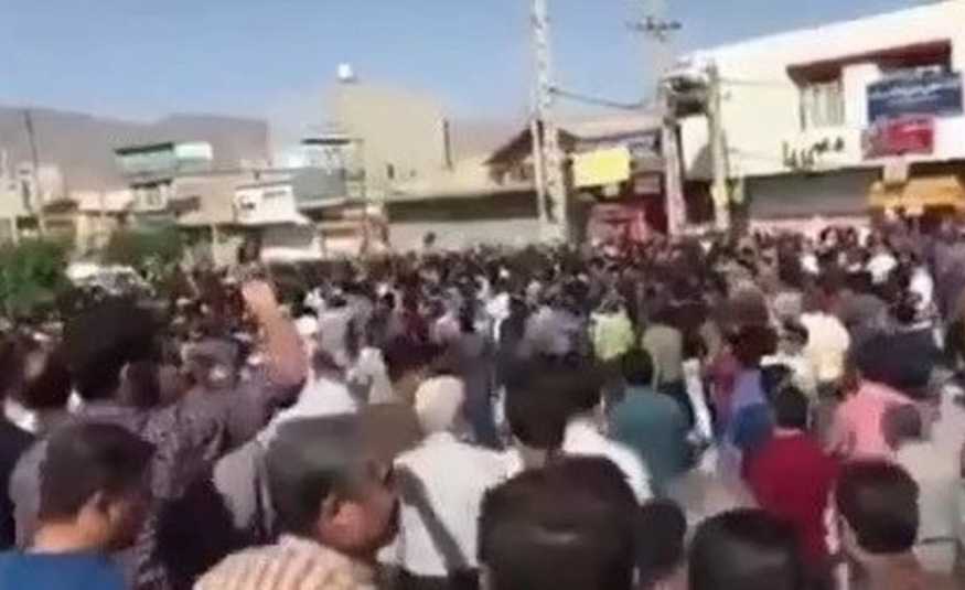 إيران.. مظاهرات ضد الغلاء والشرطة تهاجم المحتجين