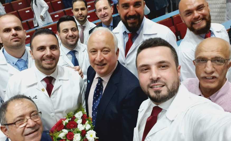 مستشفى حمود الجامعي تهنئ خريجي الطب في 