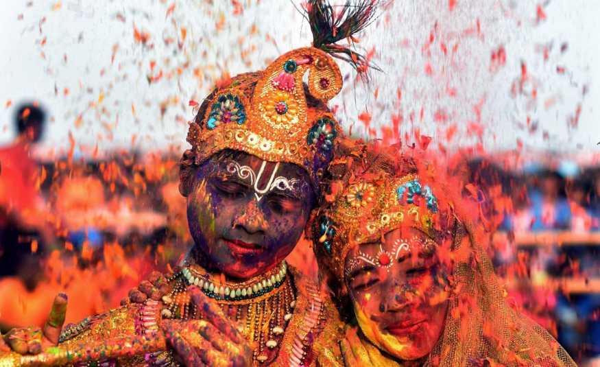  مع قدوم الربيع.. الهند تحتفل بمهرجان الألوان