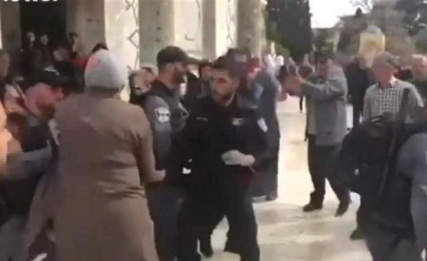شاهد القوات الإسرائيلية تعتدي على المصلين بالمسجد الأقصى