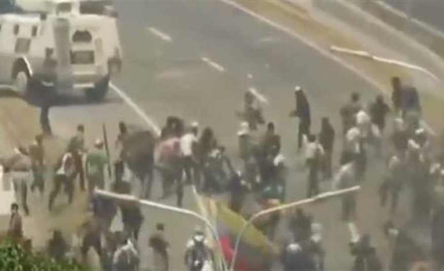 شاهد لحظة دهس آلية عسكرية متظاهرين في فنزويلا 