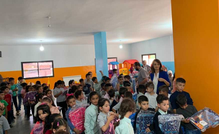 توزيع شنط مدرسية على طلاب مدارس في البقاع الغربي