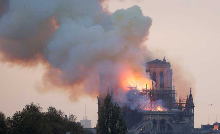 فيديو يوثّق لحظة انهيار برج كاتدرائية نوتردام!