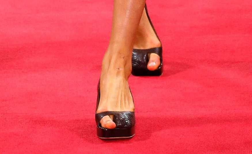 موضة جديدة للنساء.. حذاء غريب يبرز أصبع القدم الكبير فقط!