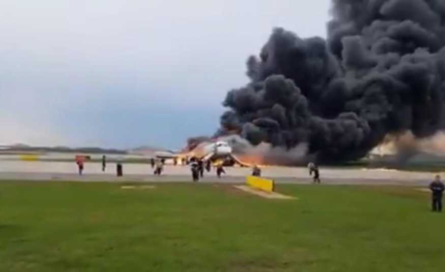 بالفيديو.. 13 قتيلاً جرّاء حريق طائرة في موسكو