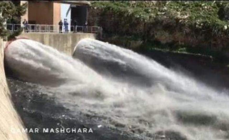 بالفيديو والصور... فتح مجاري المياه في القرعون لتخفيف الضغط عن السدّ